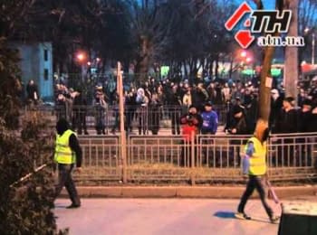 "Титушки" помогают милиции расчищать площадь перед академией ВВ (19.02.2014)