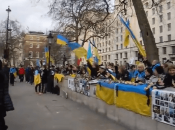 Акція протесту українців перед будинком уряду в Лондоні