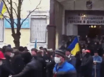 A fight near the police department in Mariupol, on April 14, 2014 (18+ Explicit language)
