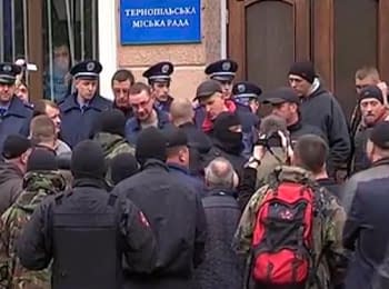 Picket under walls of city council in Ternopil, on April 25, 2014