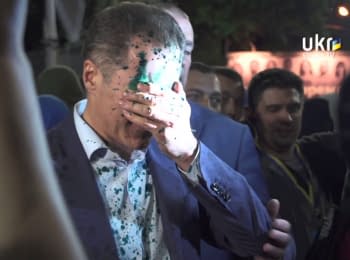 Green Rudkovskyi. Activists poured brilliant green antiseptic over Mykola Rudkovskyi, at Russian Embassy in Kiev, on June 14, 2014 (18+ Explicit language)