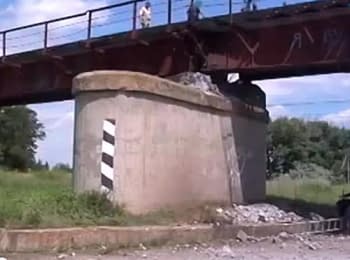 В сети появилось видео взорванного моста близ города Орехов Запорожской области, 24.06.2014