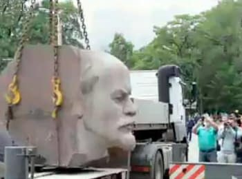 Dismantling of a monument to Lenin in Dnipropetrovs'k, on June 27, 2014