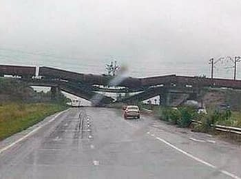 В Донецкой области взорван железнодорожный мост, проходящий над дорогой Славянск-Донецк-Мариуполь, 07.07.2014