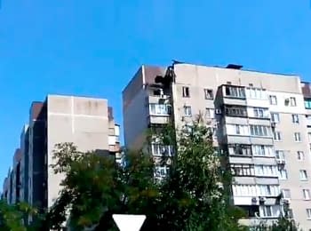 Shelling Donets'k: The shell hit the residential building (July 29, 2014)