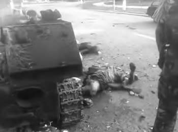 Террористы снимают на видео убитых украинских солдат (21+)