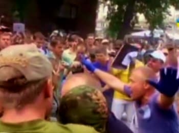 Прибирання Майдану: Бійка за намети (09.08.2014)