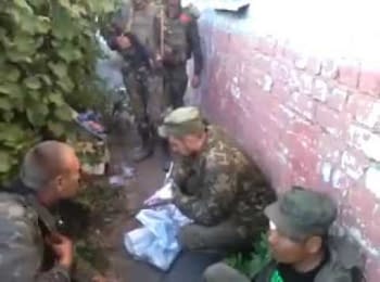 У мережі з'явилося відео з взятими в полон під Луганськом російськими військовослужбовцями, 30.08.2014 (18+)