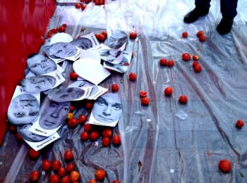 Tomato battle near Verkhovna Rada