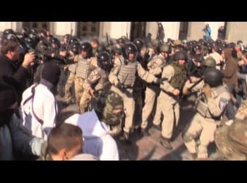 Fight near the Parliament. Video of "Radio Liberty"
