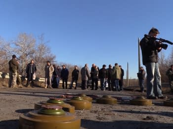 Обмін полоненими біля Щастя. 8 бойовиків на 7 українських військових та 4 волонтерів