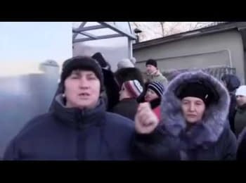 В очереди за гуманитарной помощью: "Я горжусь что у меня отец с Воронежа, но помощь нам необходима"