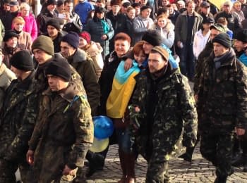 People greets the 128th Brigade soldiers who came back from the ATO zone, 03.12.2014