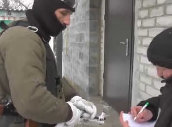 Soldiers of the Right Sector help local residents in Pervomaiske