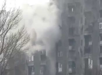 Террористы стреляют прямой наводкой из танка по жилому зданию в Углегорске