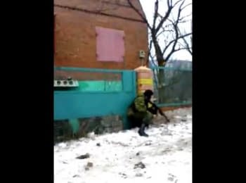 Уличный бой в Дебальцево. Видео боевиков (ненормативная лексика, 18+)
