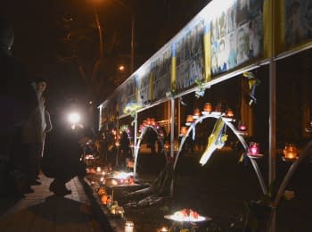 Dnipropetrovs'k residents lit candles at the alley of Heavenly hundred