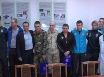 Football players visited the militaries at the hospital