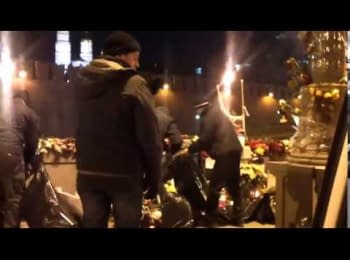 Makeshift memorial at the site of Boris Nemtsov's assassination was cleared up in Moscow