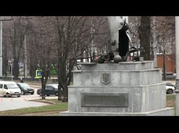 Stele with a flag of Ukraine was blown in Kharkiv, 07.04.2015