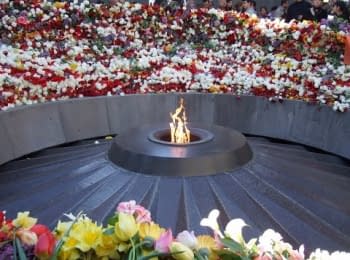 В Армении торжественно почтили память жертв геноцида в Османской империи (трансляция)