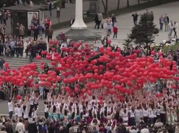 Children flashmob "Flower of Memory" on Khreshchatyk