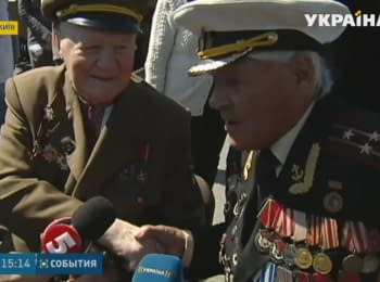 fighters of Ukrainian Insurgent Army and veterans of the Red Army shook hands