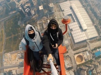Two rufers climbed on the 660 meters high Shanghai Tower