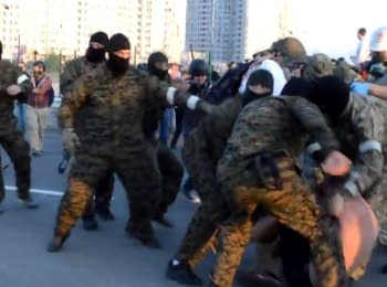 "Titushky" beat people in front of the police near the metro station "Osokorky"