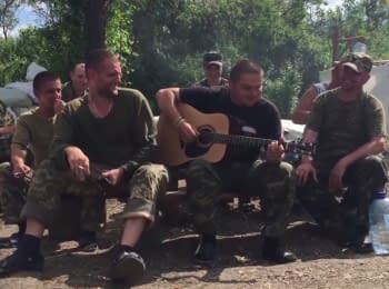 Украинские бойцы играют песни Скрябина в перерыве между боями