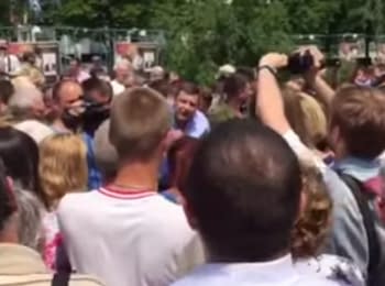 Zakharchenko calms people at the rally against the war, Donetsk, 15.06.15