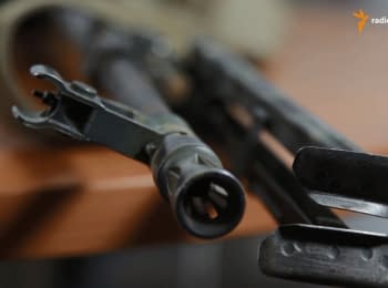 Colonel Galushko demonstrated a captured machine gun, imported from Russia