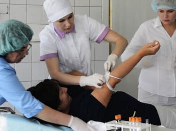 Более трехсот жителей Днепропетровска сдали кровь для раненых бойцов