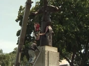 В Харькове установили памятник гетману Сагайдачному, который год назад демонтировали в Севастополе.