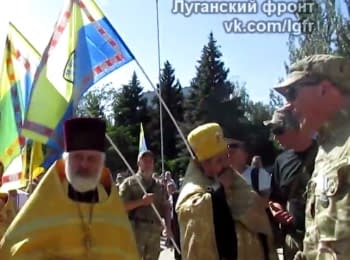 Жители Лисичанска прогоняют со сцены священников Московского патриархата