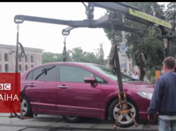 Kiev police evacuates a car that was parked on a pedestrian crossing