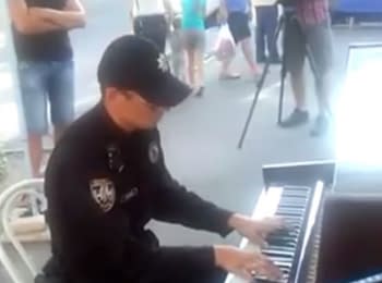 Police officer plays One Republic "Apologize" in the center of Kyiv