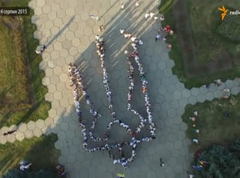 20-метровий "живий тризуб" створили в Полтаві