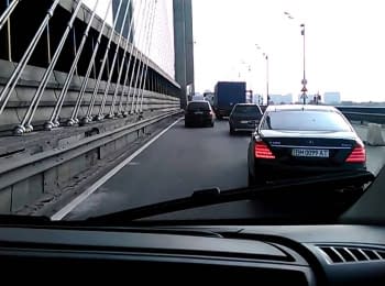 Киевские водители пропускают карету скорой помощи