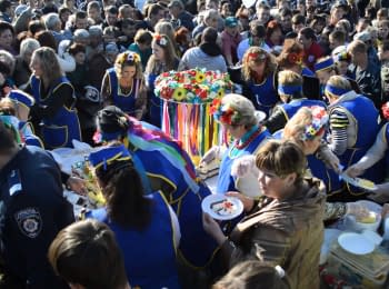 Crowding for a cake in Zaporizhia, 03.10.2015