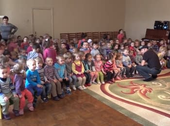 Swiss volunteers teach children of Donbas to recognize mines