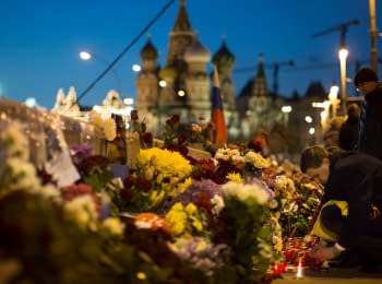 Laying flowers at Nemtsov's Bridge