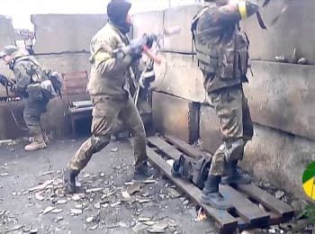 Украинские военные отражают атаку боевиков в промзоне Авдеевки. Видео