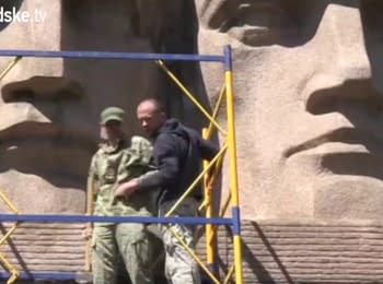 OUN and "Azov" came to destroy the monument to the "chekists" (secret police) in Kyiv