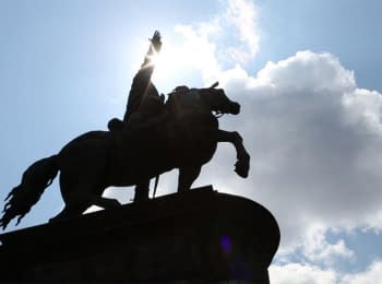 Representatives of the OUN "dismantling" the monument to Shchors in Kyiv