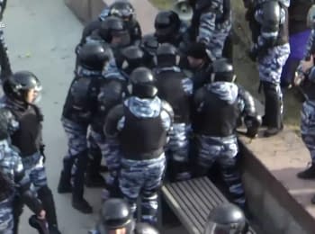 Полицейские избивают задержанного на акции "Он нам не Димон"