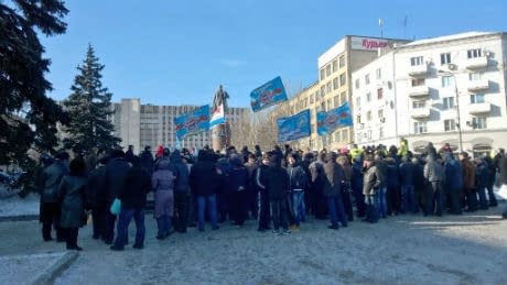 У Донецьку прихильники Януковича «захищають» ОДА, є постраждалі