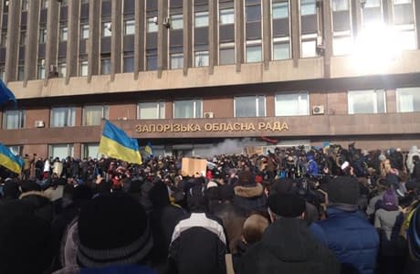 У Запоріжжі штурмують ОДА. Є поранені