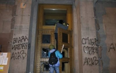 Активісти звільняють МінАгроПром: є поранені