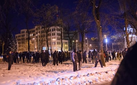 «Тітушки» напали на мітинг у Харкові